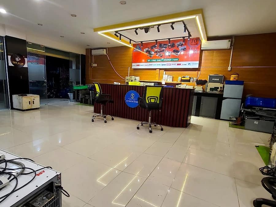 Cửa hàng Hitech Vina: quầy tiếp khách, kệ biến tần và đồ nghề đo kiểm