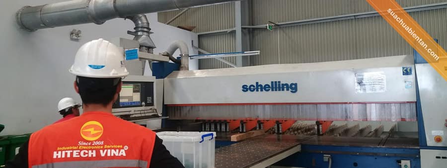 Kỹ thuật viên Hitech Vina kiểm tra máy cưa Schelling tại nhà máy gỗ